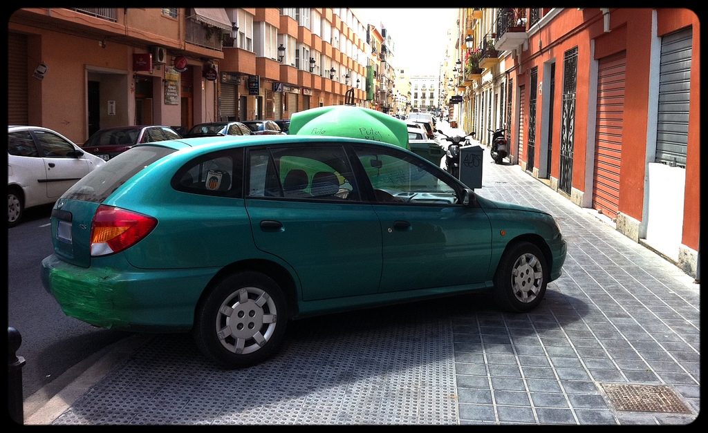 Cómo no aparcar mal y evitar una multa con el coche